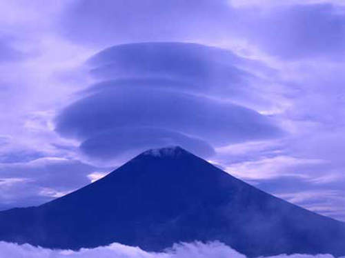 聖誕版富士山 山頂出現奇怪５層傘雲