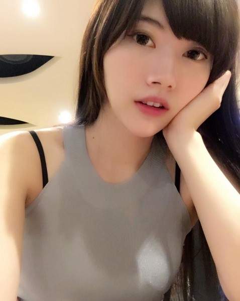 《姚采辰的着衣巨乳》性感可爱就从凸显自身的穿搭开始 Facebook-第6张