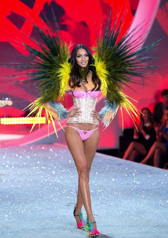 比例惊死人《超模Lais Ribeiro》今年穿起VS千万胸罩 网红资讯-第10张