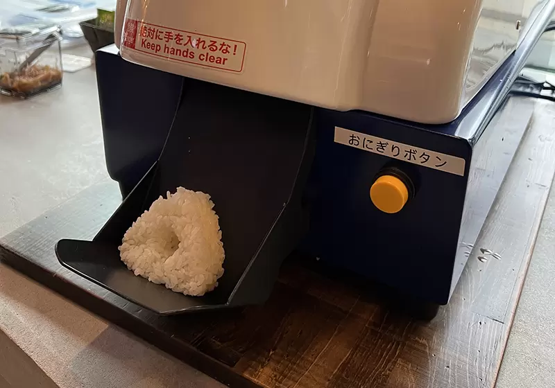 《三角飯糰成型機》日本網友大讚這台機器太夢幻 每一家都應該要有一台 | 葉羊報報