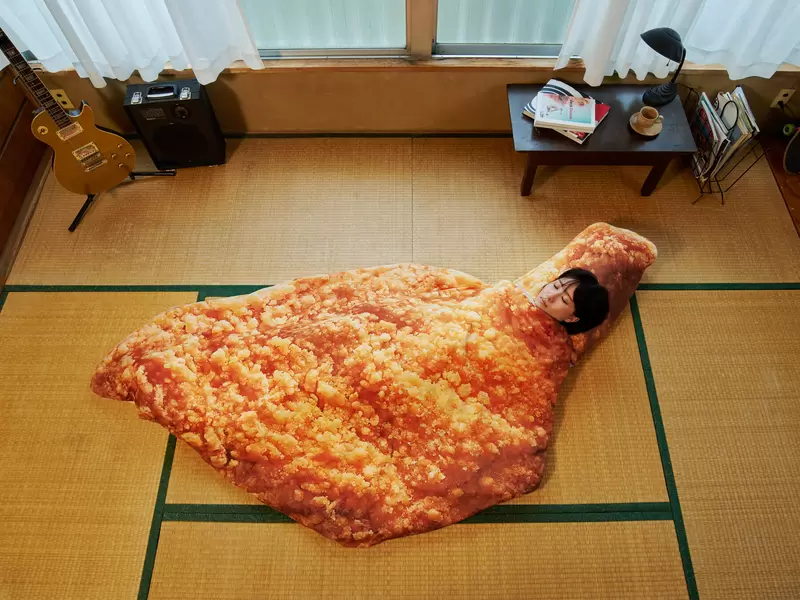 日本摩斯漢堡推出《超巨炸雞睡袋》只抽不賣的話題商品，冬天就想鑽進去體驗暖烘烘的感受 | 葉羊報報