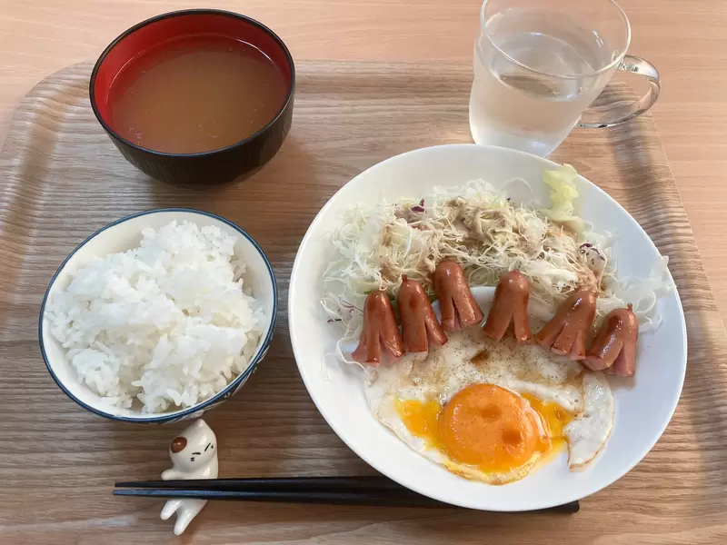 《每天都會上傳晚餐好好吃的推特帳號》看著看著都想吃一份香腸章魚定食了說(口水) | 葉羊報報