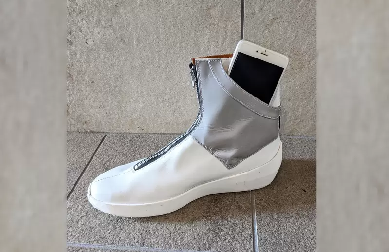 《靴子口袋設計》輪椅族朋友可以輕鬆拿取手機，來自日本設計師平林景的創意 | 葉羊報報