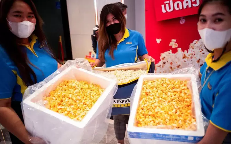 泰國影院推出《爆米花無限吃活動》支付指定金額就可以自帶容器裝爆米花，想裝多少就裝多少 | 葉羊報報