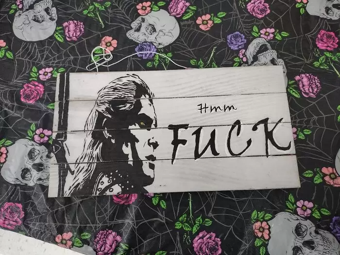 網友分享《2022年收到的各種搞笑禮物》亨利卡維爾的獵魔士fuck吊牌，這個我收❤ | 葉羊報報