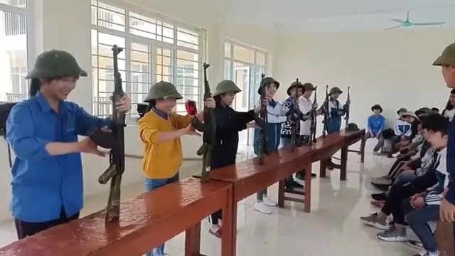 《越南高中軍訓課》拆解+組裝整把AK-47過程，這是必修科目也是國防教育的一環 | 葉羊報報