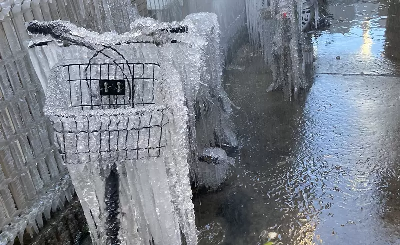 《日本網友碰上寒流惡夢》鄰居家的自來水管破裂悲劇了 家門前一夕成了溜冰場 | 葉羊報報