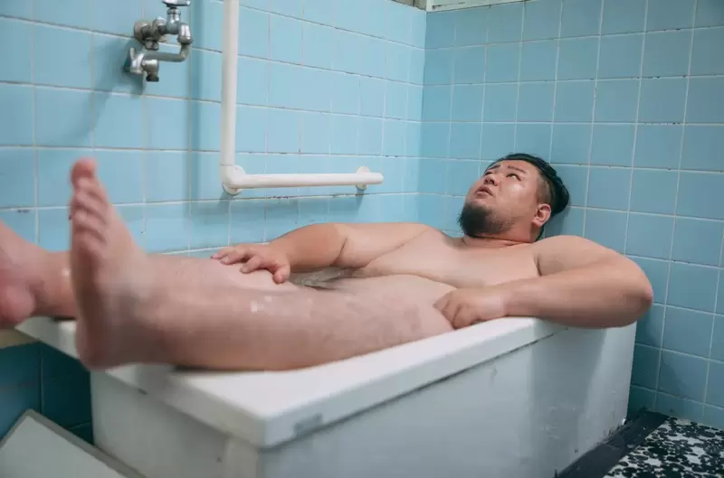 《日本情侶不願一起泡澡的原因》絕對不是因為浴缸太小，而是有一些事情不想給另一伴看見 | 葉羊報報
