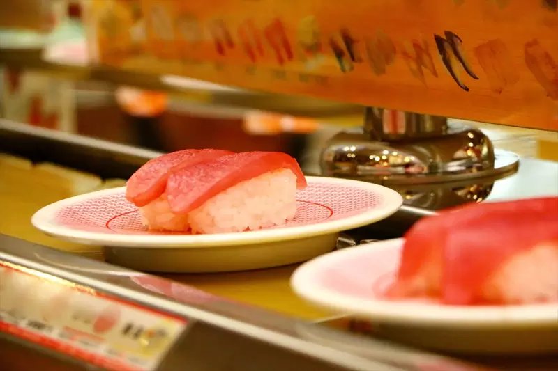 網友票選《吃迴轉壽司第一個會拿的餐點》鮭魚還是鮪魚？大家會選擇的是哪一種呢 | 葉羊報報