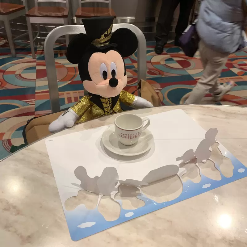 《迪士尼樂園面對顧客時的神對應》如果你把玩偶帶進餐桌，他們會貼心地附上一套餐具 | 葉羊報報