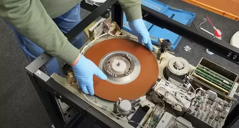 1970年代《10MB》硬碟的動手修復紀錄，清理磁頭、更換碟片…真正的DIY！ | 葉羊報報