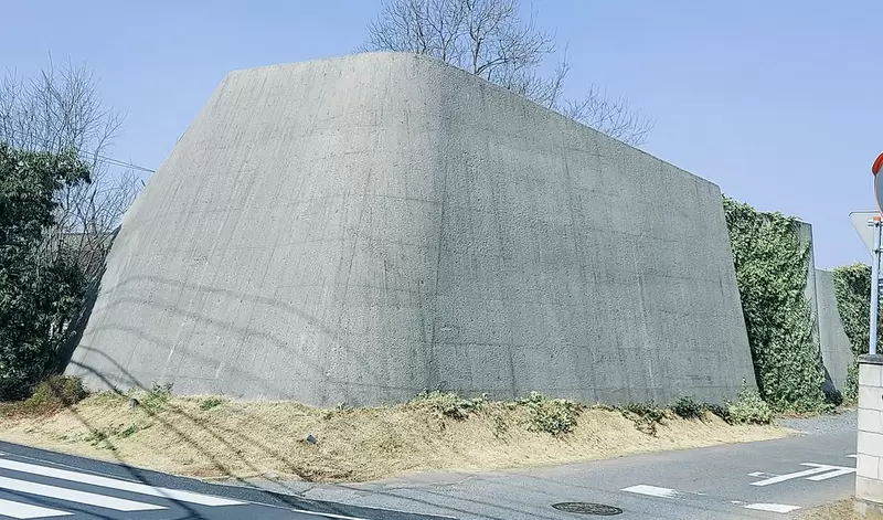 《日本奇葩設計咖啡廳》乍看以為是擋土牆或碉堡 誰想得到裡面藏著一家店？ | 葉羊報報