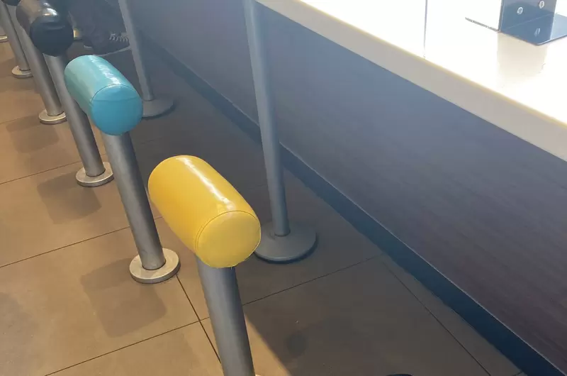 《東京麥當勞的爭議椅子》以舒適度來說算是爛設計 但卻是提高翻桌率的好設計？ | 葉羊報報