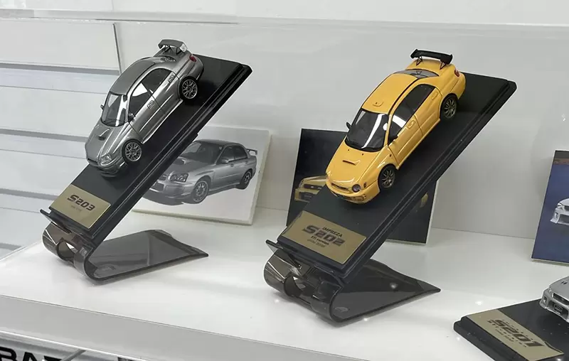 《手機架的創意用法》展示汽車模型超方便 輕輕鬆鬆為收藏品擺脫死板印象 | 葉羊報報