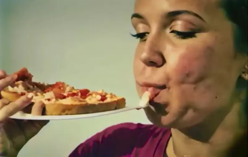 全由人工智能生成的《PIZZA廣告》只有我注意到那些披薩根本沒被人吃進去嗎= = | 葉羊報報