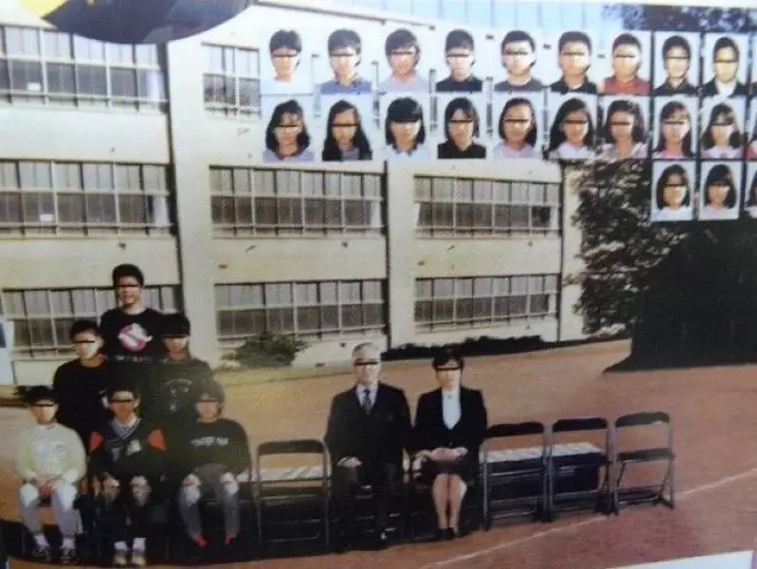 日本神秘的《詭異畢業紀念照》總共也才六位學生出現，還有個男的搭著女老師的手？？？ | 葉羊報報