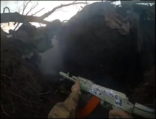 烏俄戰場影片出現了一把《宅宅AK47步槍》網友的焦點都集中到槍上的動漫貼紙惹 | 葉羊報報