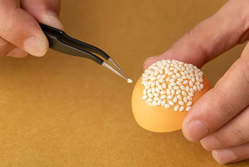 超磨耐心系列《芝麻球食物組裝模型》外層包覆900粒芝麻顆粒讓你一顆一顆組上去 | 葉羊報報