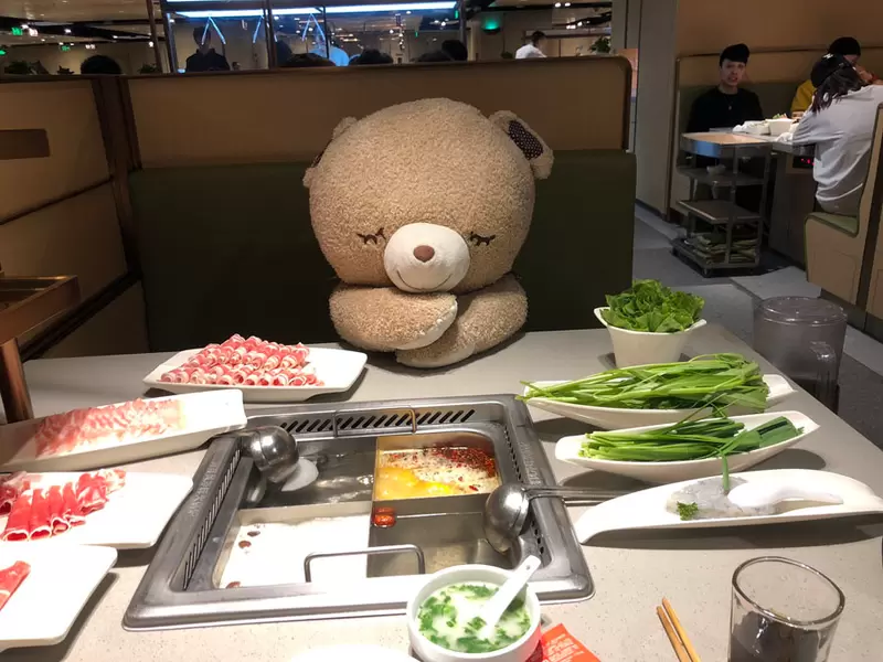 日本歌舞伎町的《海底撈火鍋》聽說一個人用餐的話會放上一隻小熊陪你 | 葉羊報報