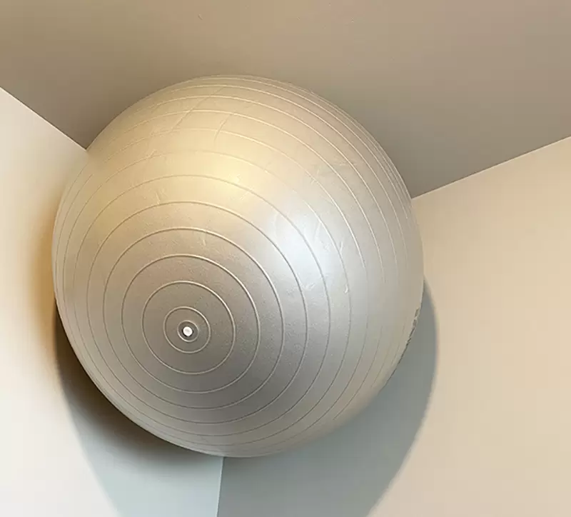 《瑜珈球收納法》往天花板角落一塞就搞定 在使用者之間算是一種常識嗎？ | 葉羊報報