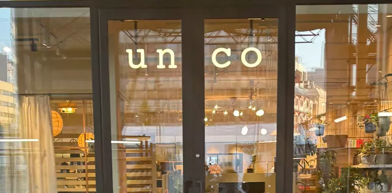 一間被門框誤會的家具店《UNICO》從正面看會變成「UNCO」反而引起網友的注意而受歡迎 | 葉羊報報